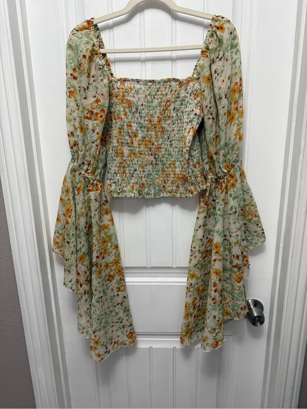 Live 4 Truth Size Medium On/Off Shoulders Long Bell Sleeve Open Back Crop (47-4)